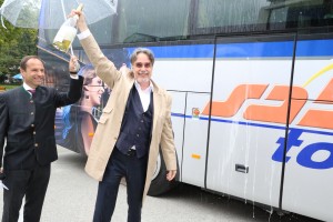 Intendant Rainer Mennicken als stolzer Taufpate des Musiktheaterbusses Linz