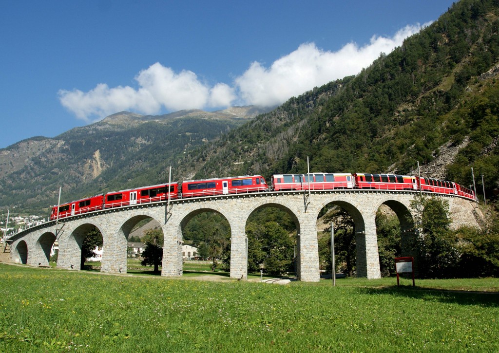 Bernina Express auf dem bekannten Kreisviadukt bei Brusio © Giorgio Murbach
